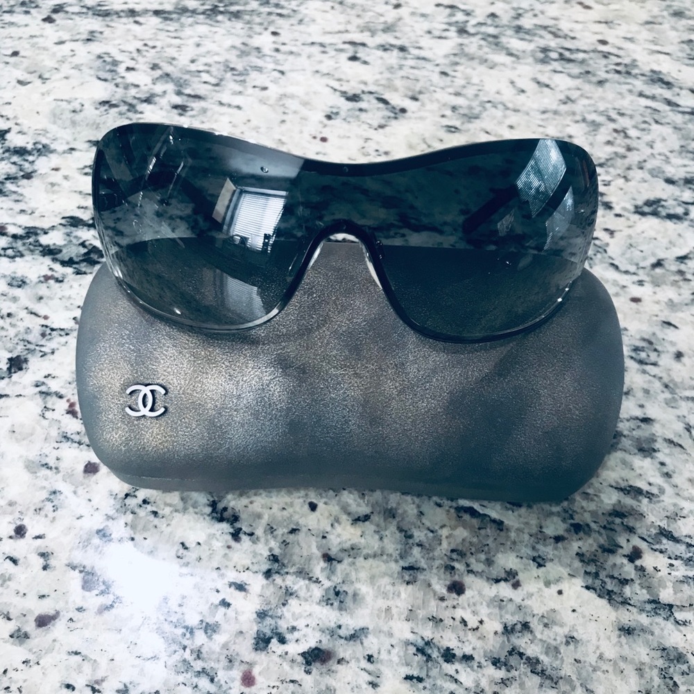 Chanel pearl sunglasses - Picture 4 of 8